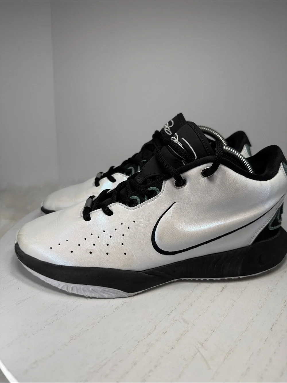 Nike Men’s White and Black Low-Top Sneakers with Subtle Iridescent Sheen